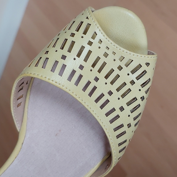 Yellow Open Toe Flats Sandals - Picture 14 of 16
